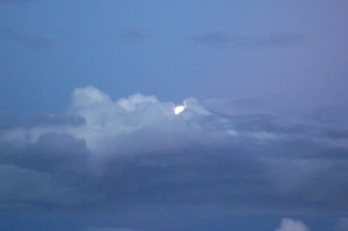 雲間の月